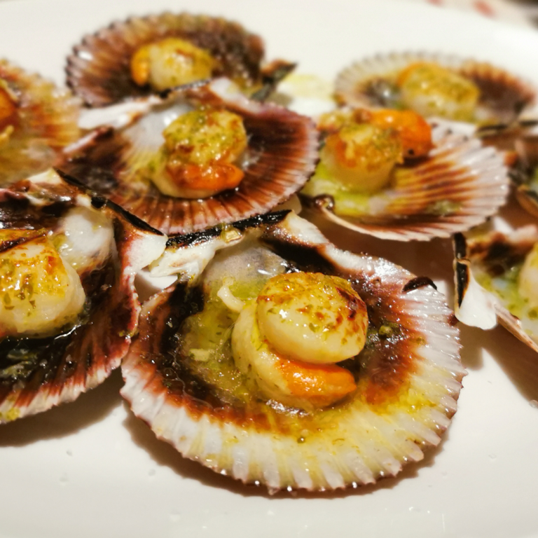 Zamburiñas XL a la brasa con mahonesa de kimchi gratinada en Tolón Tolón, asador de carnes y mariscos en Bilbao