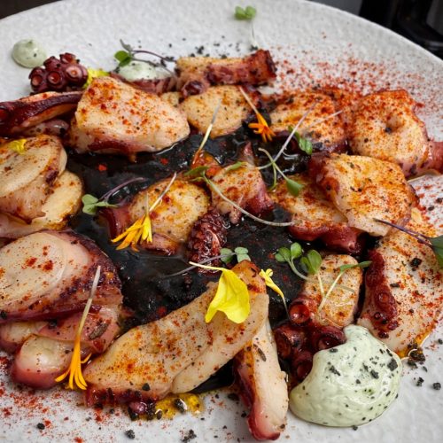 Cocina vasca contemporánea que une tradición e innovación, plato elaborado con técnica moderna y respeto absoluto al producto en restaurante Tolón Tolón Bilbao.