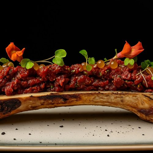 Steak tartar de vaca madurada con yema curada y tuétano a la brasa en Tolón Tolón Bilbao