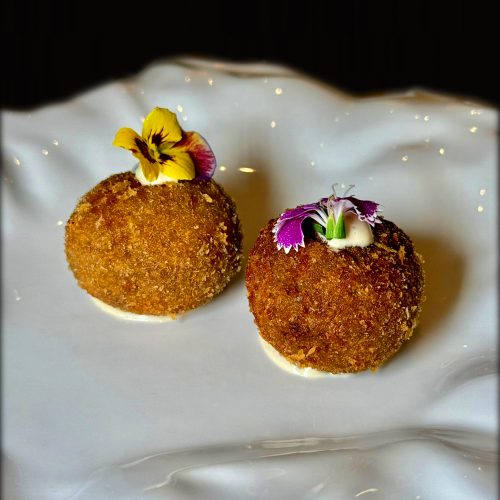 Croquetas variadas de bacalao y txuleta en Tolón Tolón Bilbao