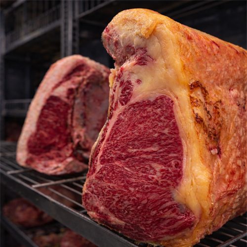 Txuletón de vaca madurada seleccionado en cocina de Tolón Tolón Bilbao, reflejo de la pasión por la cocina vasca y el respeto al producto.