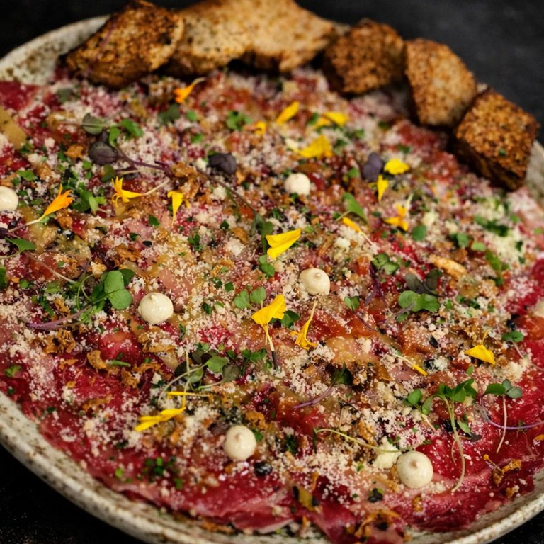 Carpaccio de chuleta de frisona con tartar de tomate abrasado, parmesano y pan de centeno en asador Tolon Tolon Bilbao