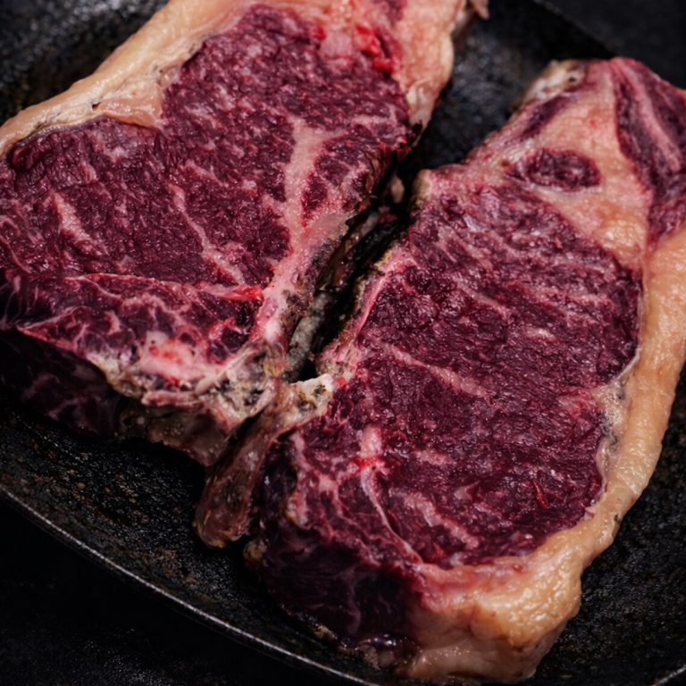 Chuleta de vaca madurada de alta calidad lista para la parrilla en asador Tolon Tolon Bilbao