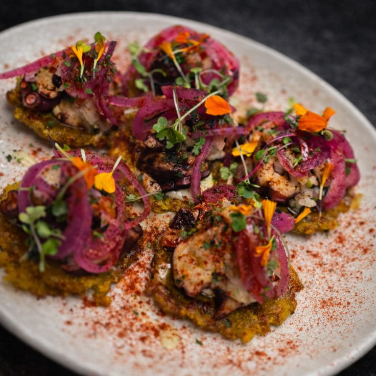 Falso taco de pulpo anticuchero a la brasa con plátano macho y cebolla encurtida en Tolon Tolon Bilbao