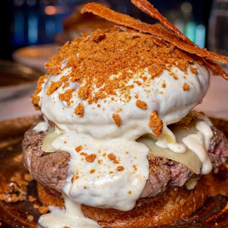 Hamburguesa gourmet de carne de vaca frisona a la parrilla con mermelada de bacon, tarta de queso de oveja, mus de albahaca y salsa de queso Idiazabal ahumado en Tolón Tolón Bilbao.