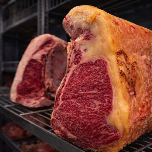 Txuletón de vaca madurada seleccionado en cocina de Tolón Tolón Bilbao, reflejo de la pasión por la cocina vasca y el respeto al producto.